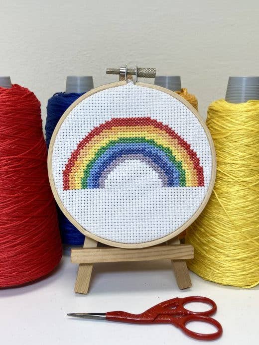 Boîte de démarrage Cross Stitch - Kit Rainbow et boîte de démarrage Hoop pour la vente par Emma Louise Art Stitch