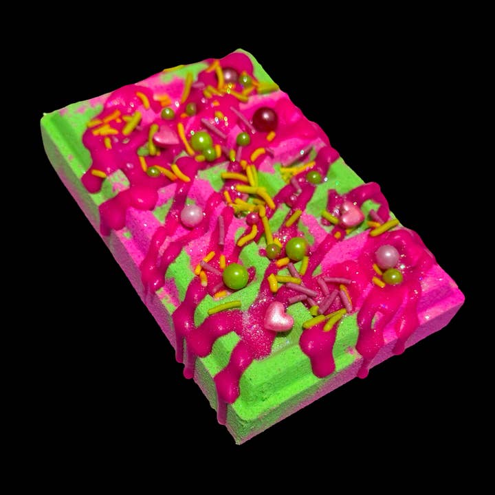 Phoenix Bath and Body - Wholesale Bath bomb/fizz - Watermelon Waffle Bath Bomb (Drizzle) - Medium - L10cm x W6.7cm6