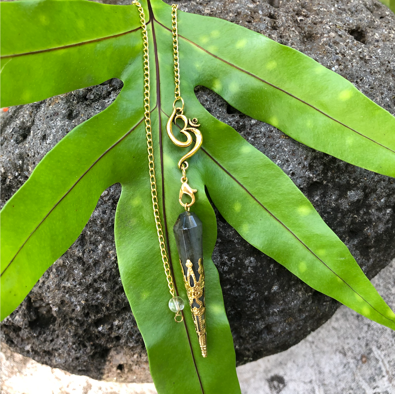 Moon Child – Großhandel Meditationszubehör – Labradorit Gold OM „Mondenergie“ Pendel | Weissagungswerkzeug1