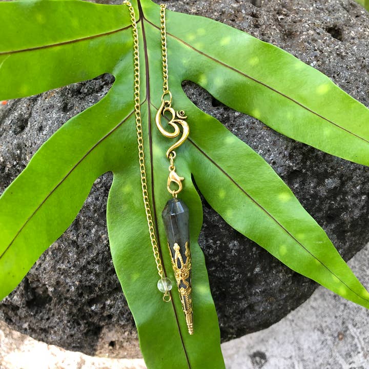 Moon Child – Großhandel Meditationszubehör – Labradorit Gold OM „Mondenergie“ Pendel | Weissagungswerkzeug1