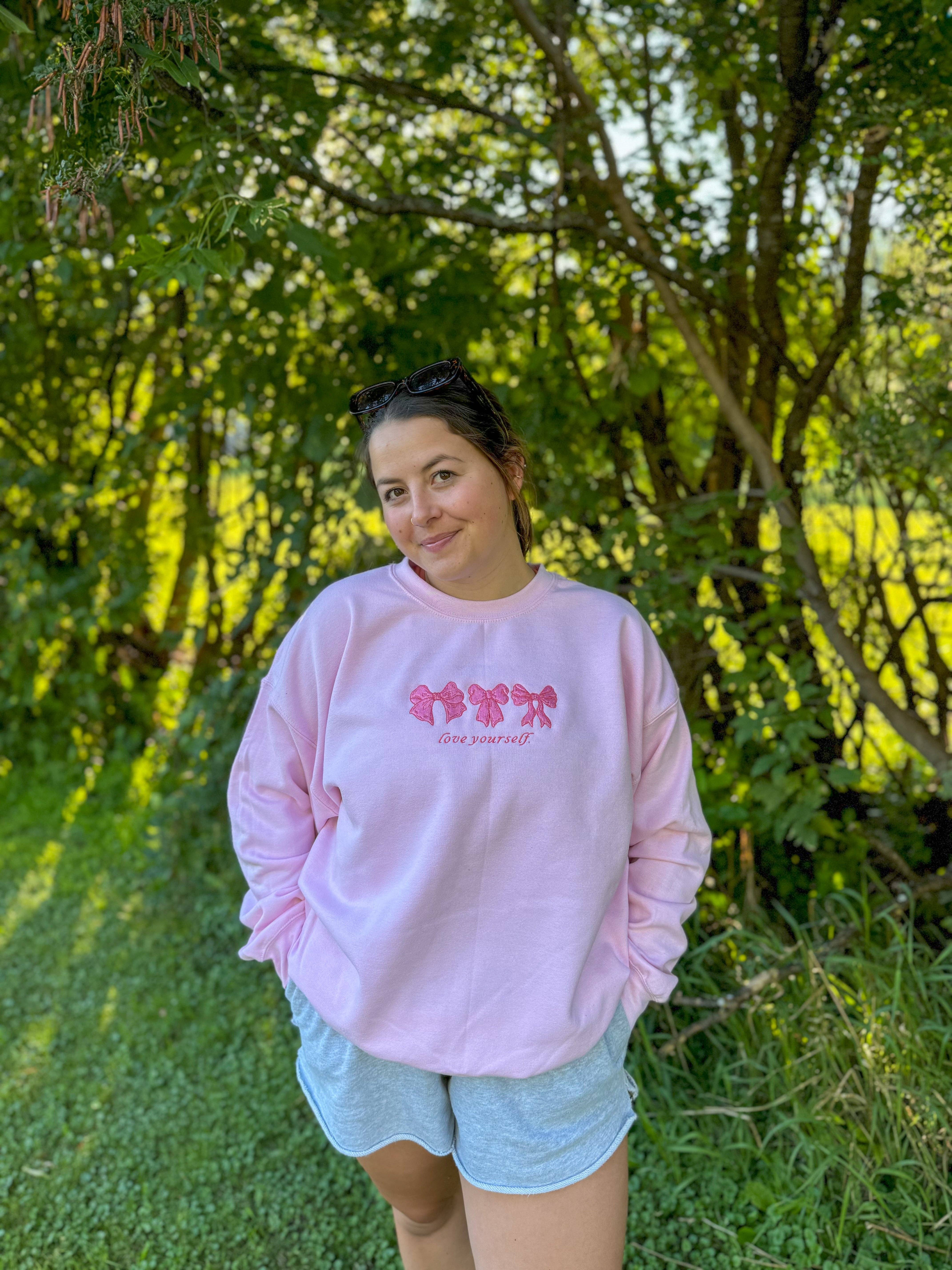 Brenna M & Co – Großhandel Sweatshirt – Unisex – Love Yourself Mental Health Rundhalsausschnitt mit bestickter Schleife3
