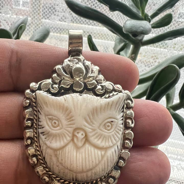 Pendentif hibou sculpté en os, Fait main, 2,5x1,50 pouces pour la vente par GTG Gems Corp