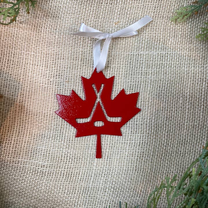 Décoration en métal Feuille d'érable avec bâtons de hockey pour la vente par Lakeshore Impressions