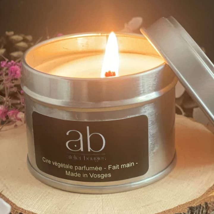 Vela perfumada de cera vegetal 90g em recipiente metálico prateado por atacado de Atelier Bougies