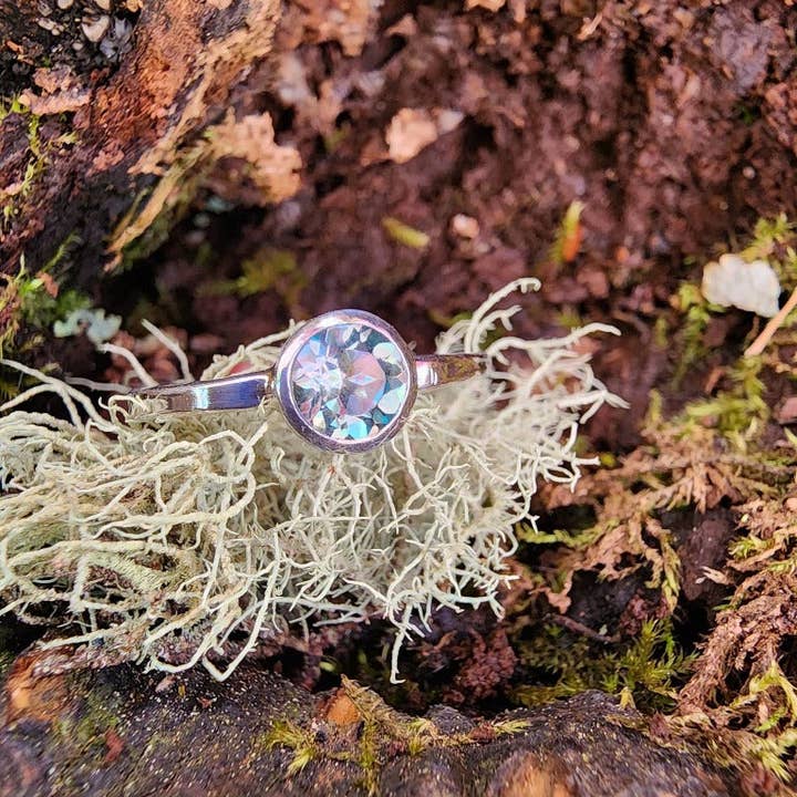 Bague solitaire sertie Azotic® Delicious Topaz pour la vente par Nevermore Fine Jewelry