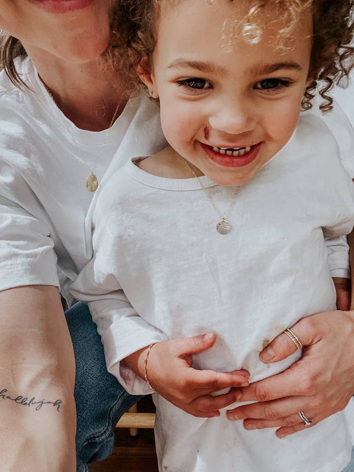 Maman & Moi // Elle est ___ Mini Collier pour la vente par Stamped and Finch