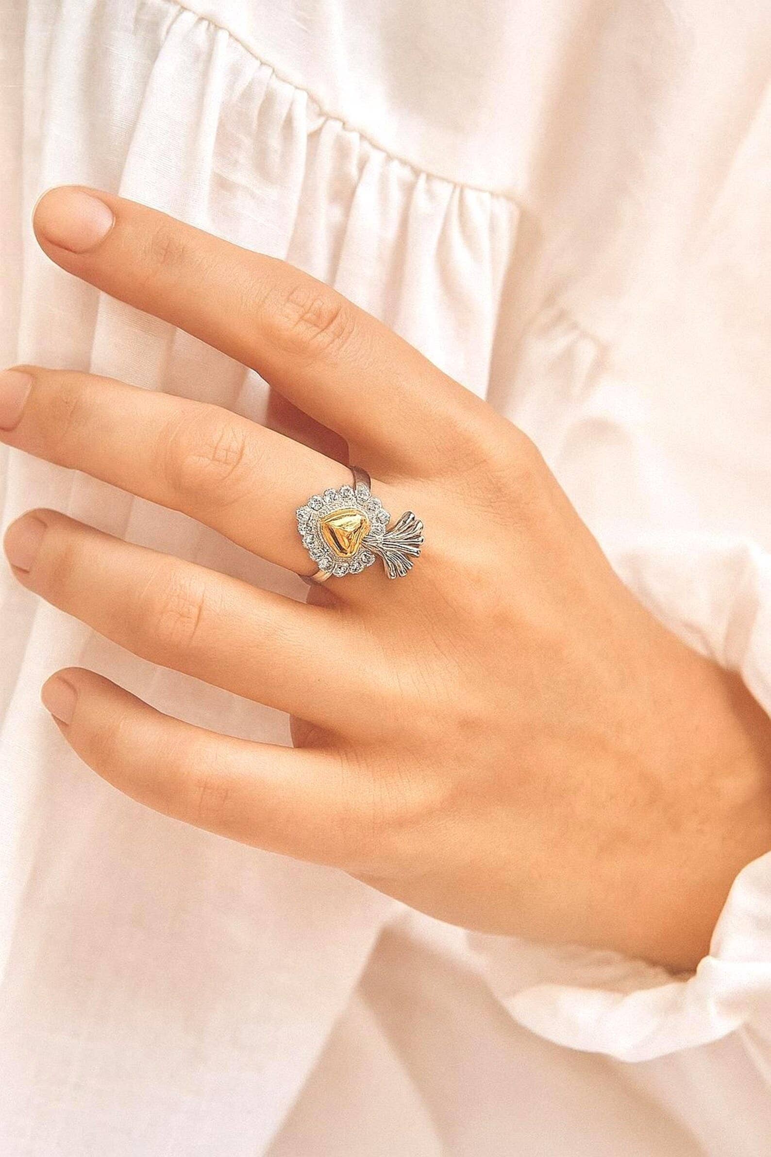 Wild & Free - Wholesale Cocktail/Statement Ring - Anillo Sagrado Corazón en Plata y Oro – Ajustable1