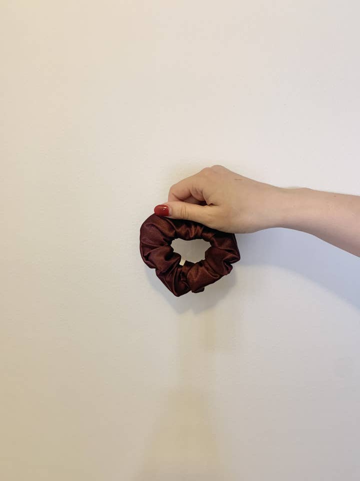 Bordeaux satijn scrunchie voor wholesale door Indira & Company