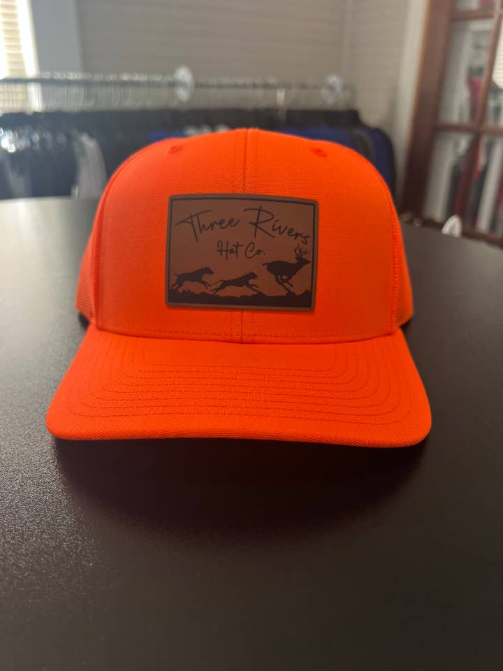 Chasse au cerf avec chien - Casquette trucker à bouton-pression orange vif - pour la vente par Three Rivers Hat Co.