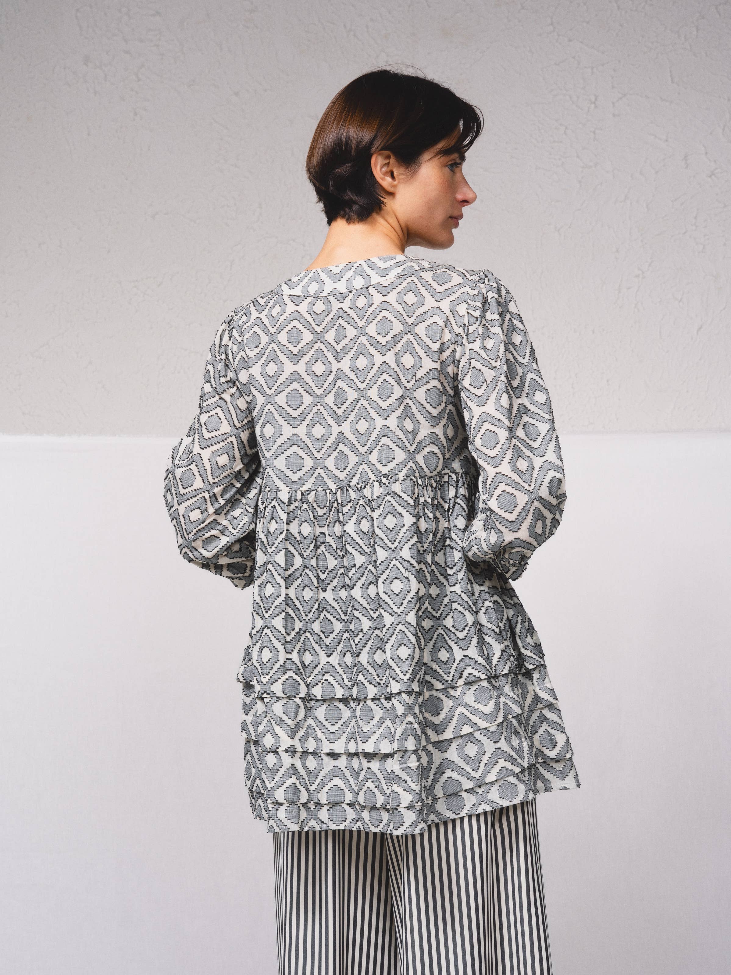 Skriv ut Tunika med volangkant och knytband för wholesale på Faire4