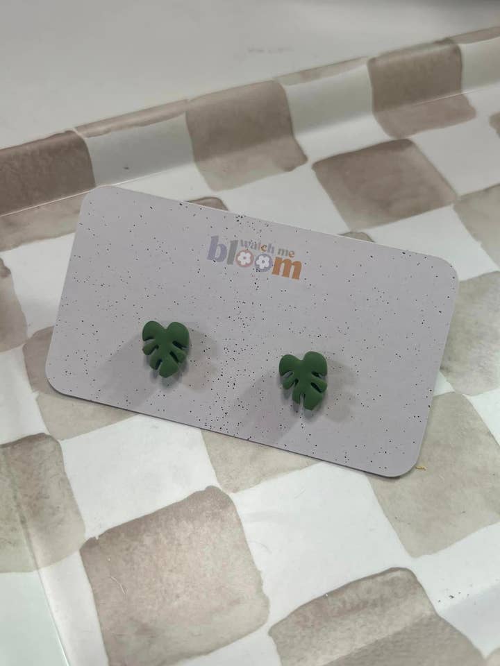 Brincos de argila polimérica Monstera Leaf Studs | Feito à mão por atacado de Watch Me Bloom