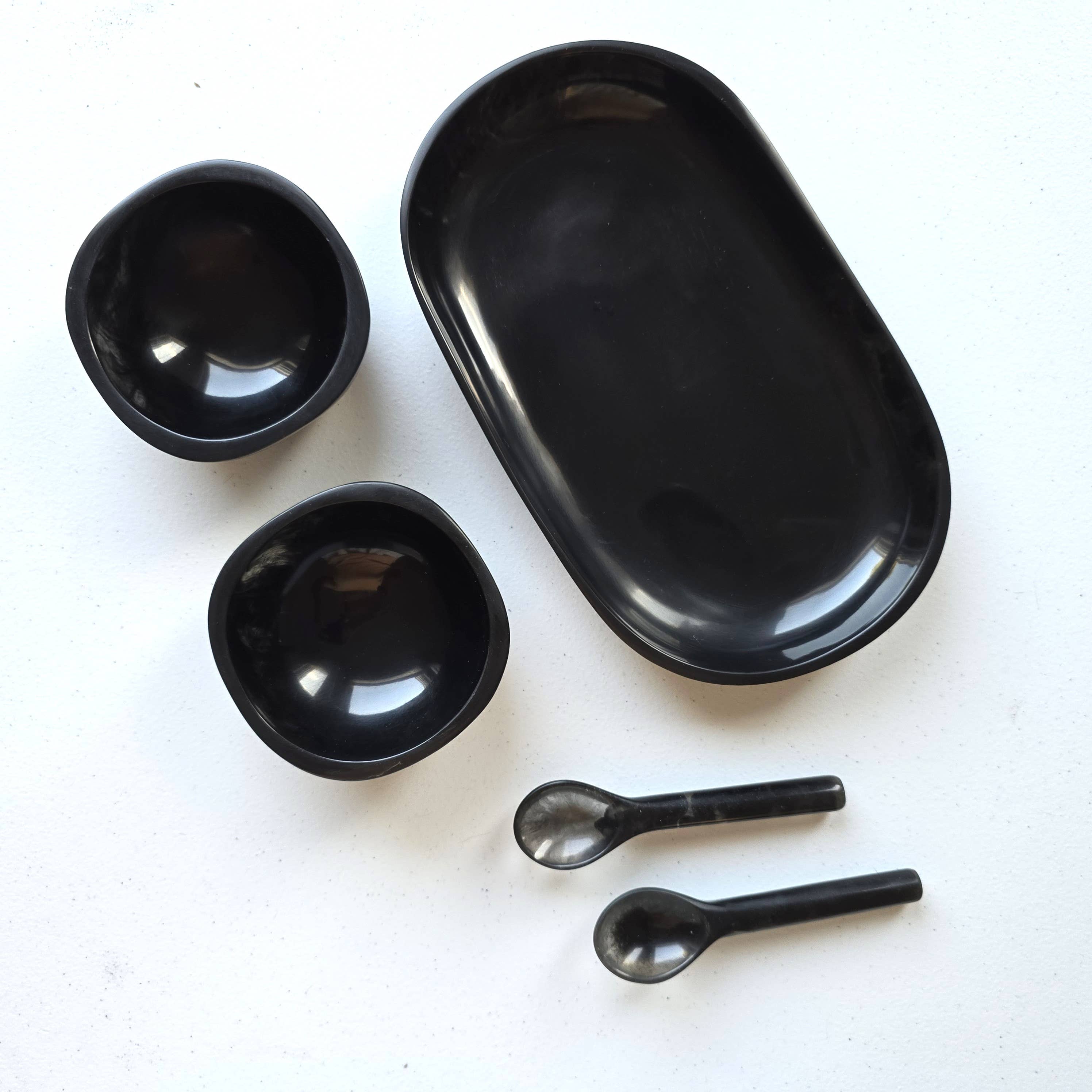 Gibb & Daan – Engroshandel Serveringsbakke – Lille serveringsbakke med 2 skåle og skeer - Håndhældt harpiks4