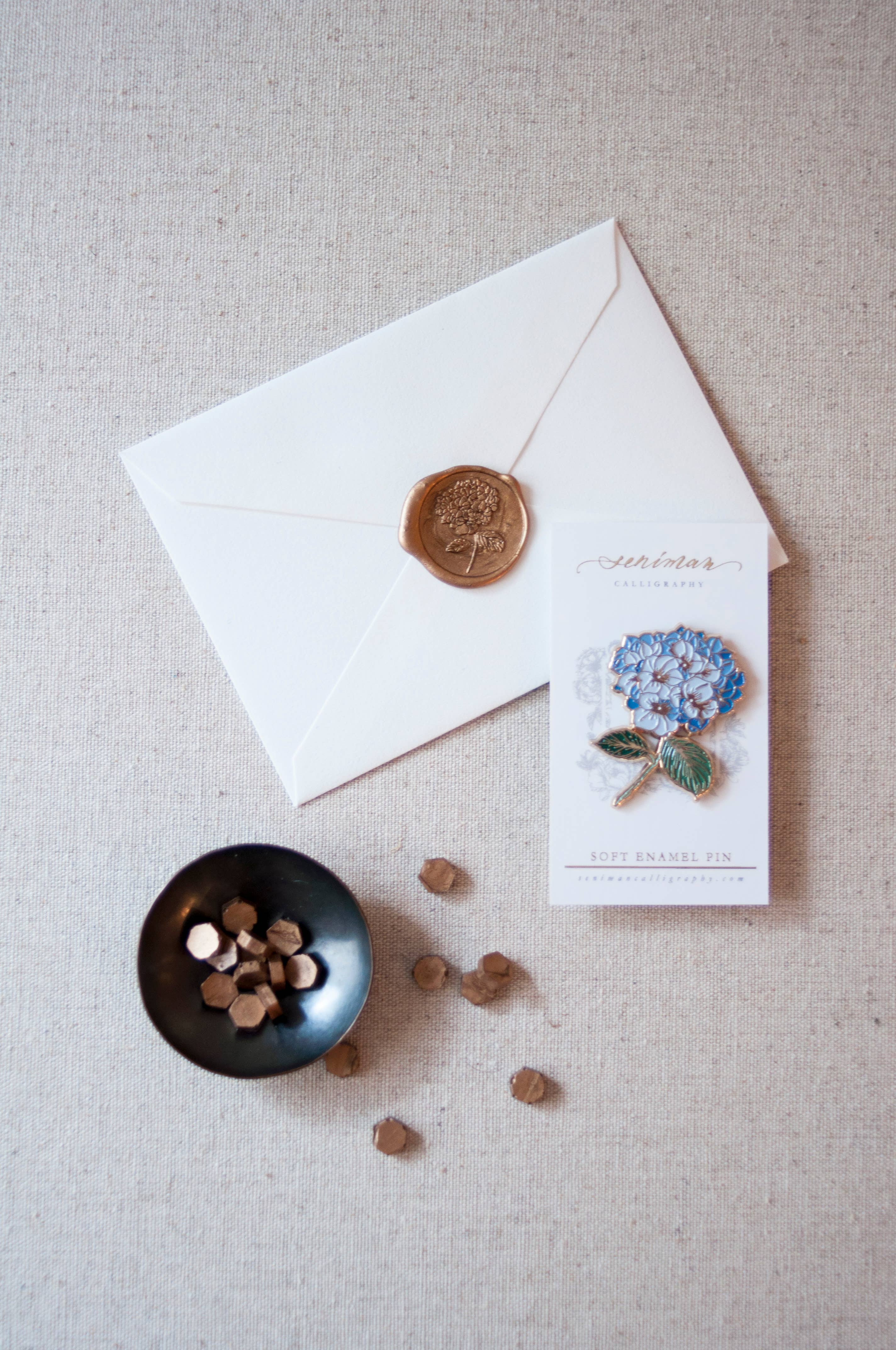 Seniman Calligraphy – wholesale Lapel pin/button – Hydrangea Gold Soft Enamel Pin1