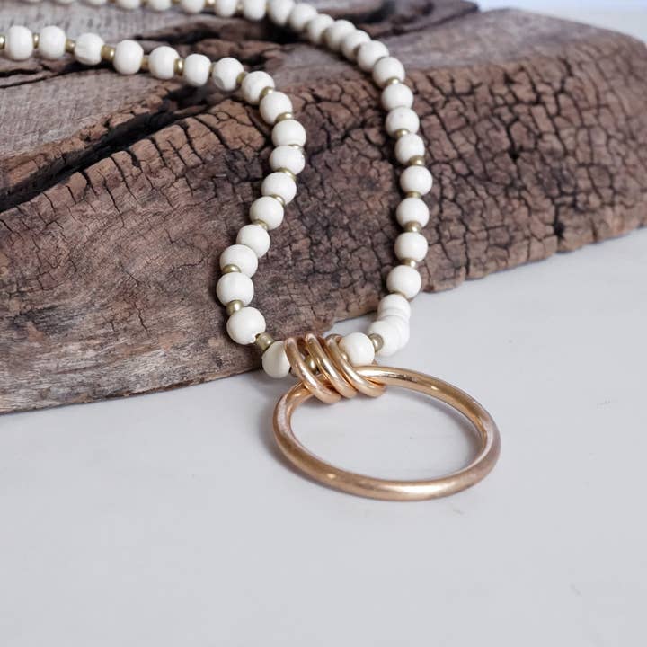 PennyLine inc - Vente Collier de perles - Collier long en perles de bois avec anneau cercle doré - Crème1
