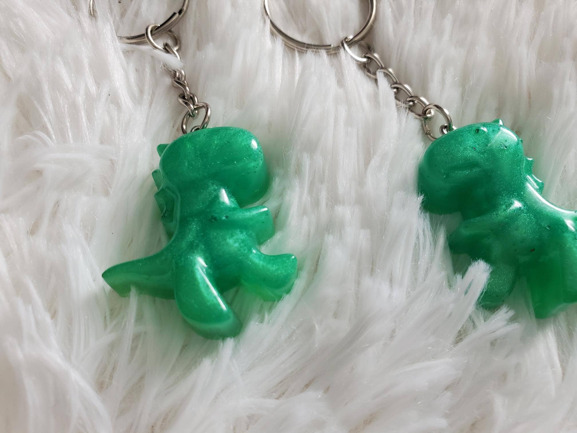 Tots And Tumblers Art - Venta al por mayor Llavero - Niños - Llavero de resina de dinosaurio, llavero tipo mochila5