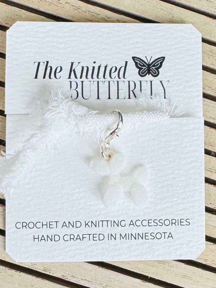 Animal en ballon en velours - Blanc pour la vente par The Knitted Butterfly