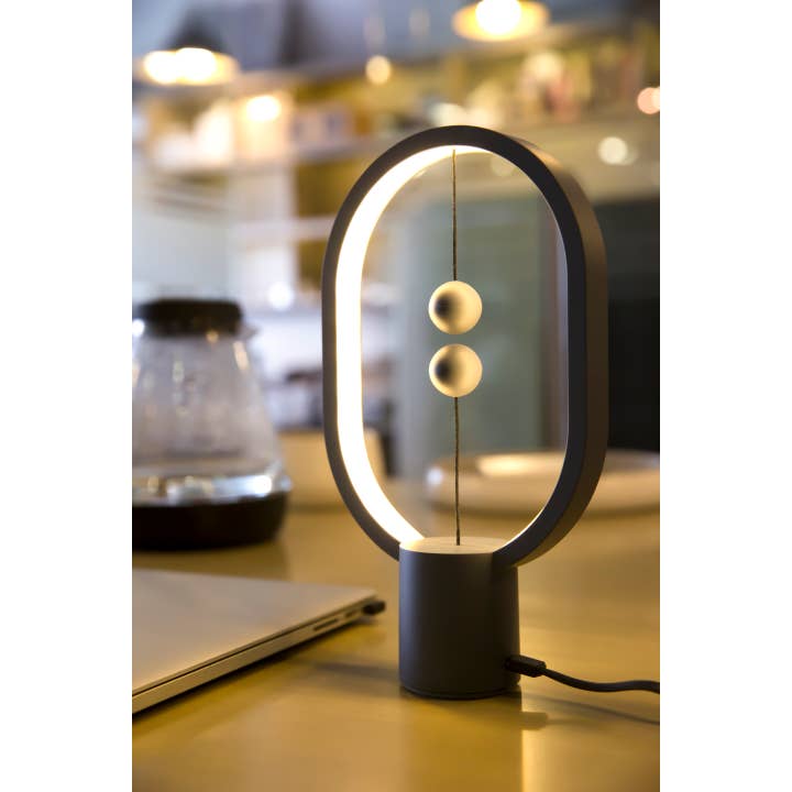 Allocacoc DesignNest – Großhandel Akzent-/Schreibtischleuchte – Heng Balance Lampe Ellipse, Kunststoff, USB-C, regulär und klein2
