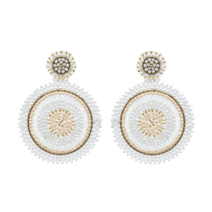 Boucles d'oreilles pendantes en forme de cercle perlées White Mix pour la vente par Narratives The Line