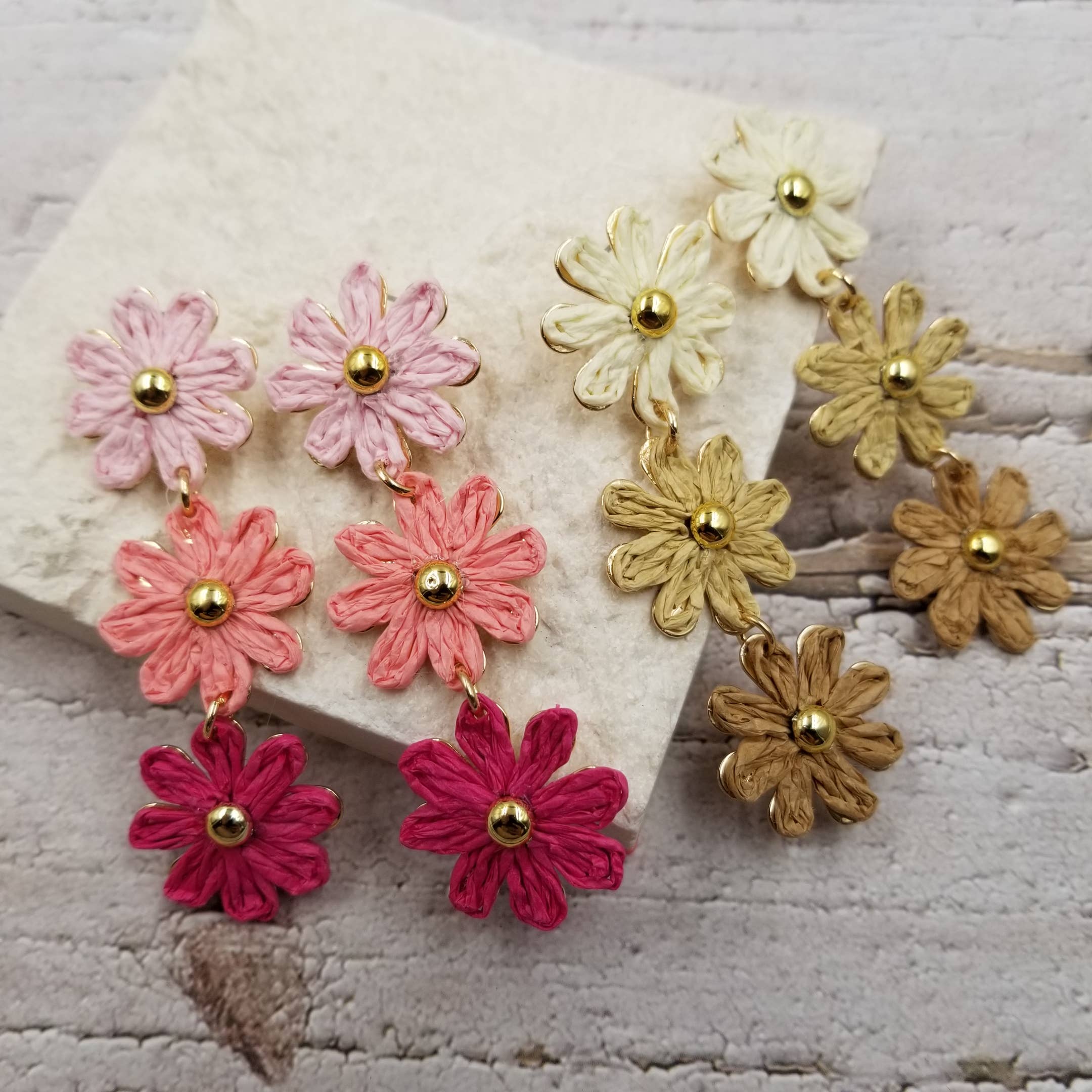 Treasure Wholesale - Vendita all'ingrosso Orecchini pendenti - Orecchini con pompon in rattan a forma di fiore fatti a mano2