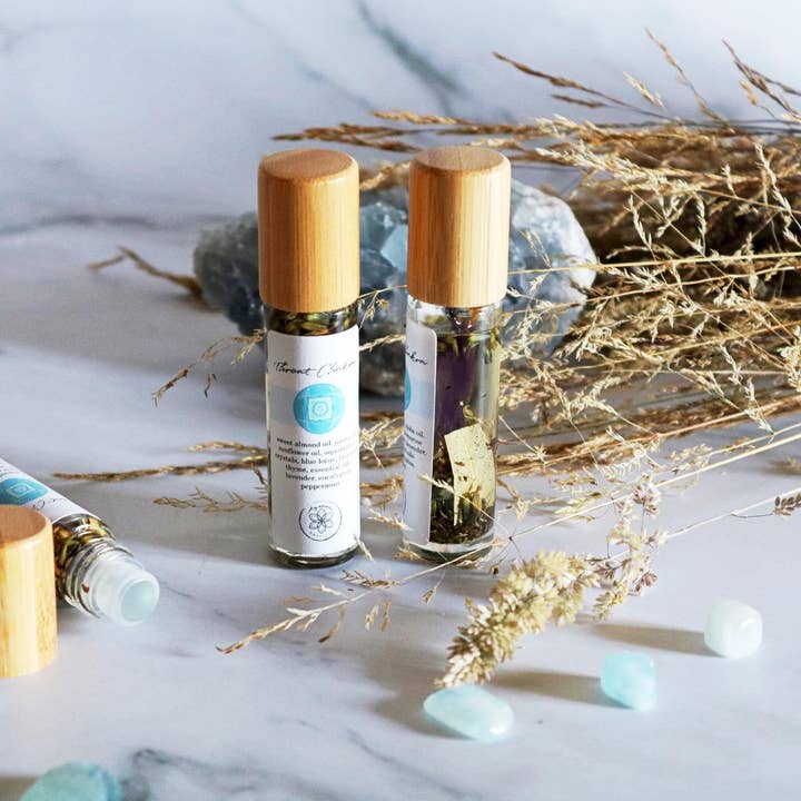 Olio Vishudda Chakra con acquamarina e oli essenziali per la vendita all'ingrosso da parte di Ayamani Naturals