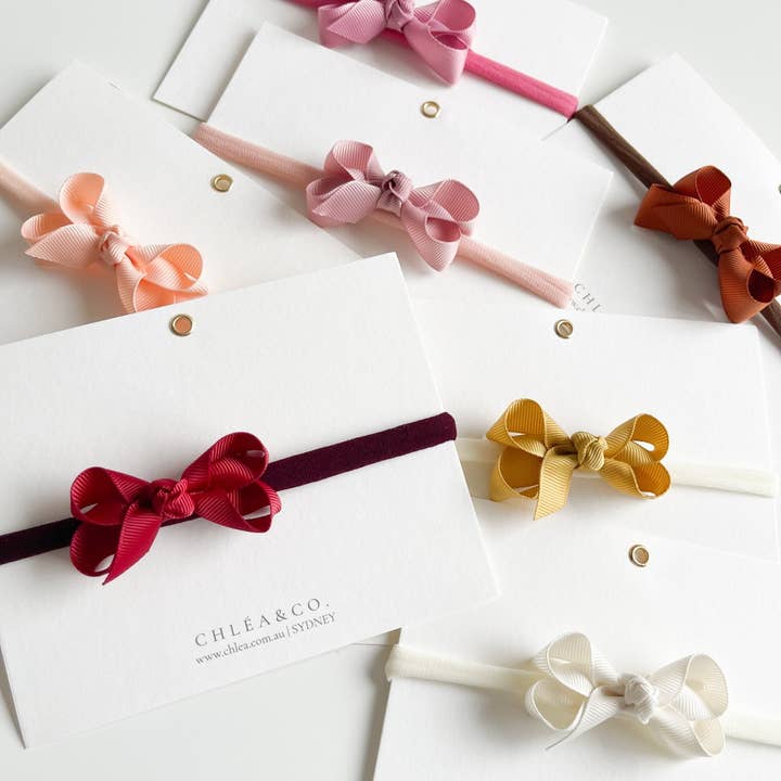 Serre-tête nœud ruban Petite Emilia pour la vente par Chlea & Co.