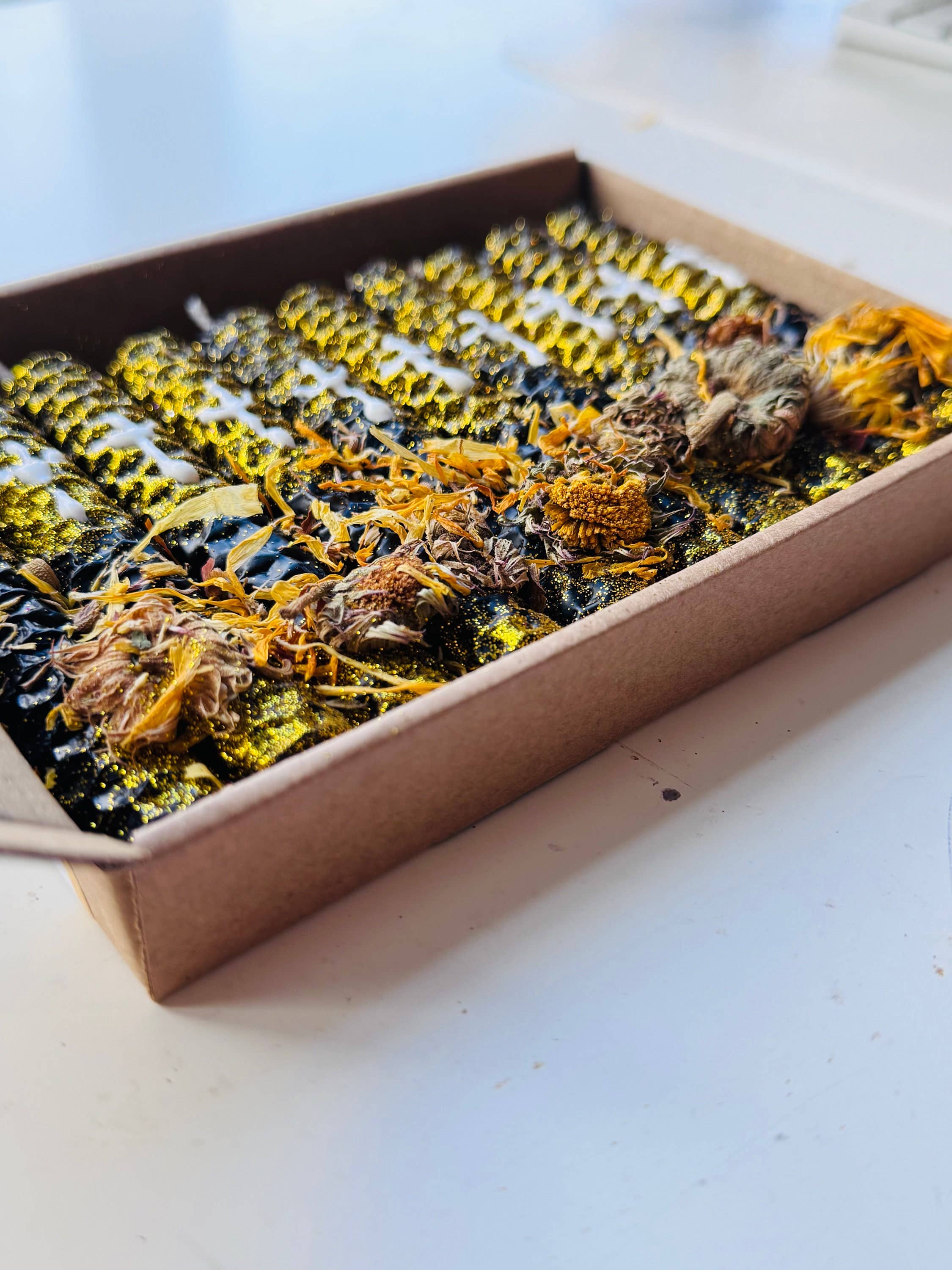 Phoenix Candle Company – Engroshandel Stearinlys/lysestage – Luksus bivoks runelys med morgenfrue og guldglimmer3