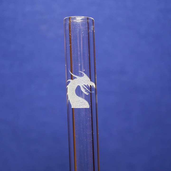 Paille en verre de dragon gravée avec brosse de nettoyage pour la vente par DrinkingStraws.Glass LLC