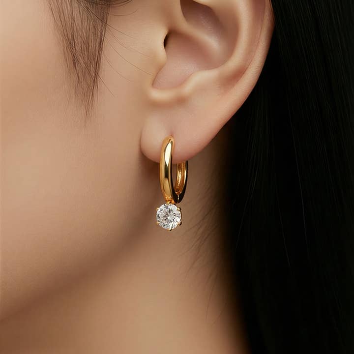 Boucle d'oreille huggie créole solitaire en oxyde de zirconium, plaquée en or 18K pour la vente par Sam & Seb Co.