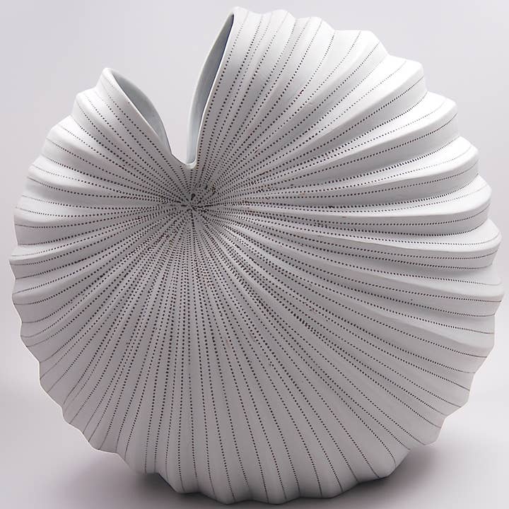 Art Floral Trading LLC – wholesale Vase – Palm L - WO 23 Handcrafted Porcelain Bud Vase