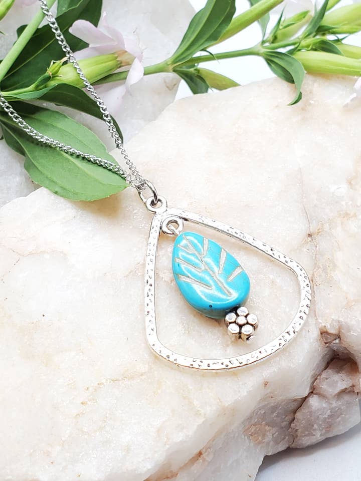 Collier en forme de feuille de howlite turquoise pour la vente par Jezabel Adornment