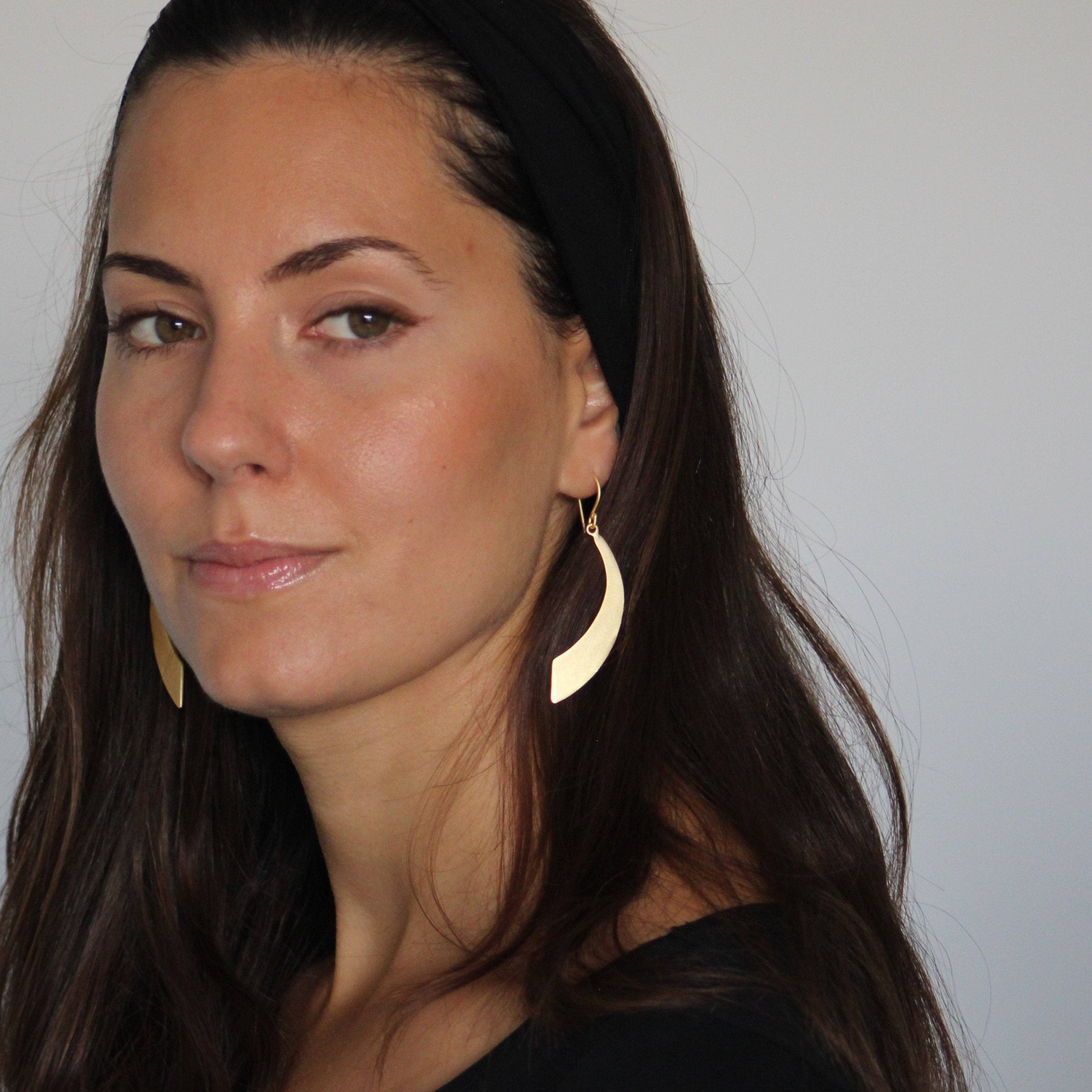 LA MAR - Vente Boucles d'oreilles pendantes - Boucles d'oreilles ESPADA plaquées or - Design avec caractère5