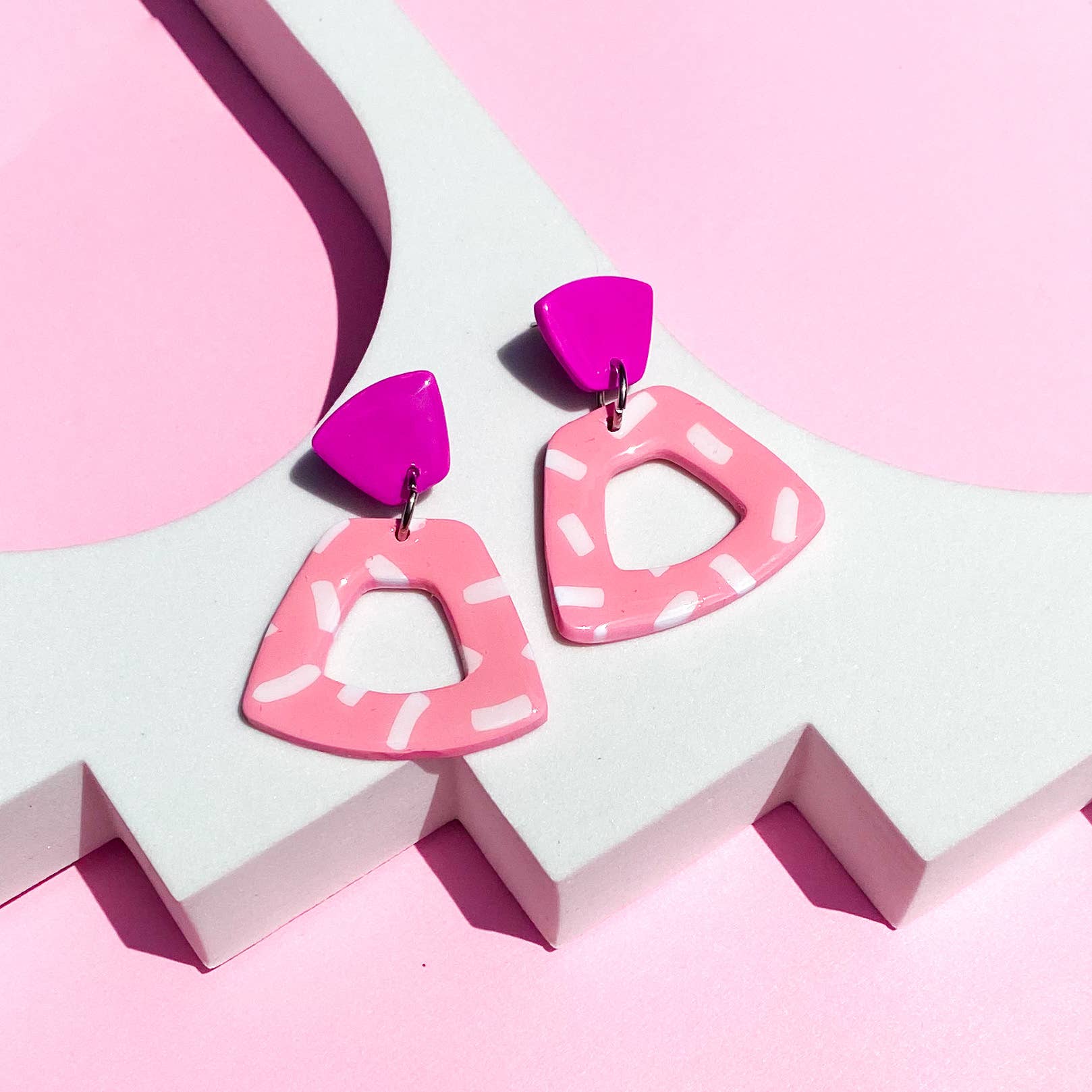 Night Moves Atelier - Venta al por mayor Pendientes colgantes - Pendientes de paleta de arcilla polimérica en rosa y fucsia1