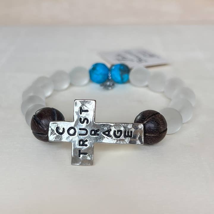 Bracelets en perles extensibles à breloques croisées pour la vente par Abbey + CA Gift