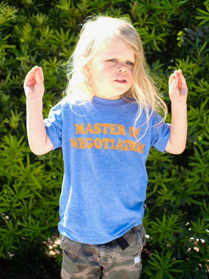 Vintage Azul Master of Negotiation | Camiseta estampada para niños | Tallas 2T - YL de venta al por mayor en Faire2