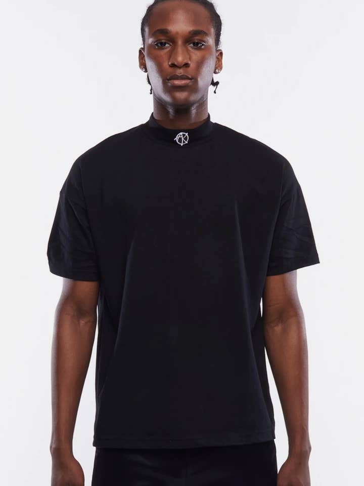 CAMISETA DE CUELLO ALTO CON LOGO AK para venta al por mayor de AKINGS