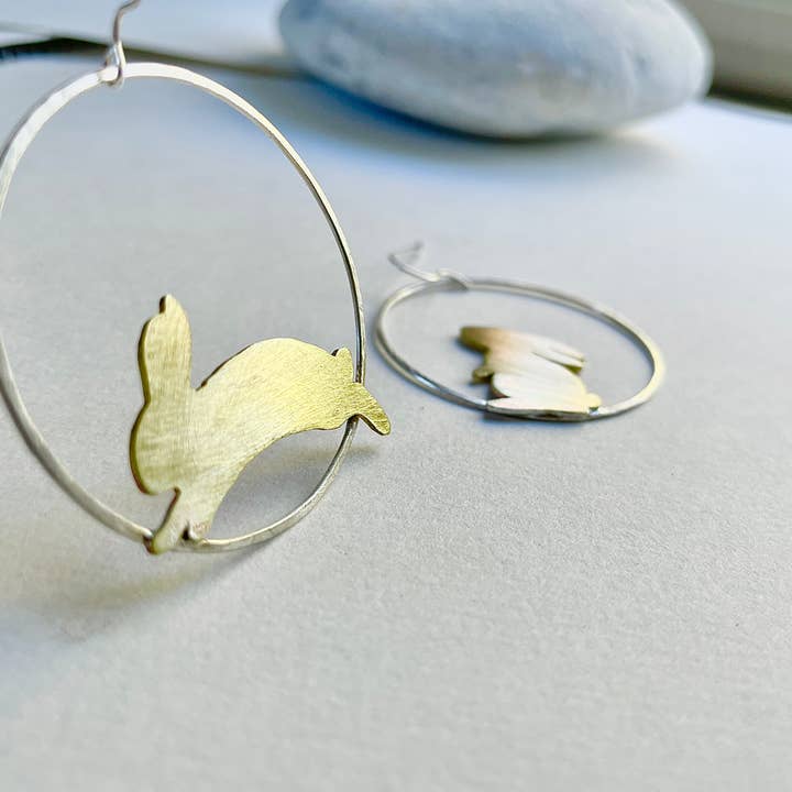 SORA DESIGNS – wholesale Solitärörhängen – Kanin på cirkel inlägg örhängen, Små kanin dubbar