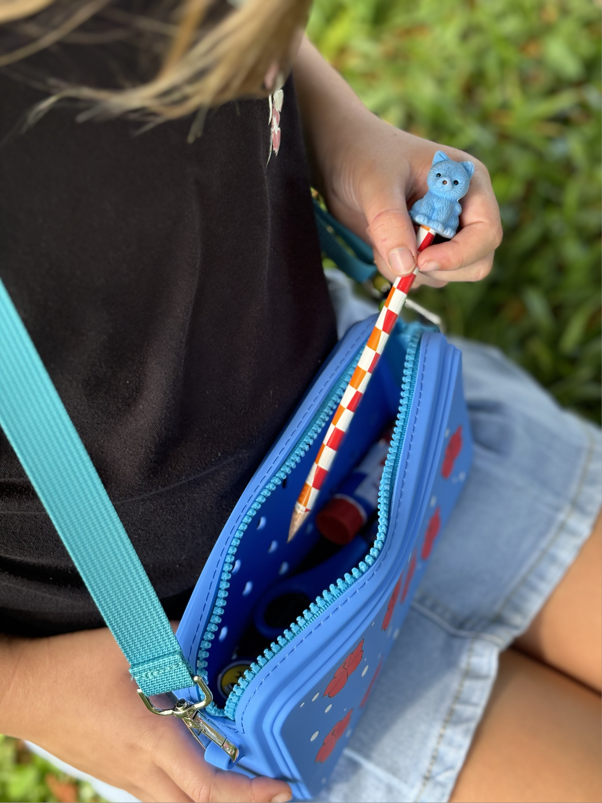 Left Right Design - Wholesale Crossbody Bag - Kids - MyCharm Purse -silicone, customizable, vibrant and versatile7