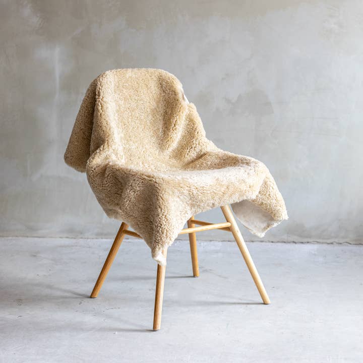 Van Buren – wholesale Chair – Crossbreed sheepskins | 4 colors