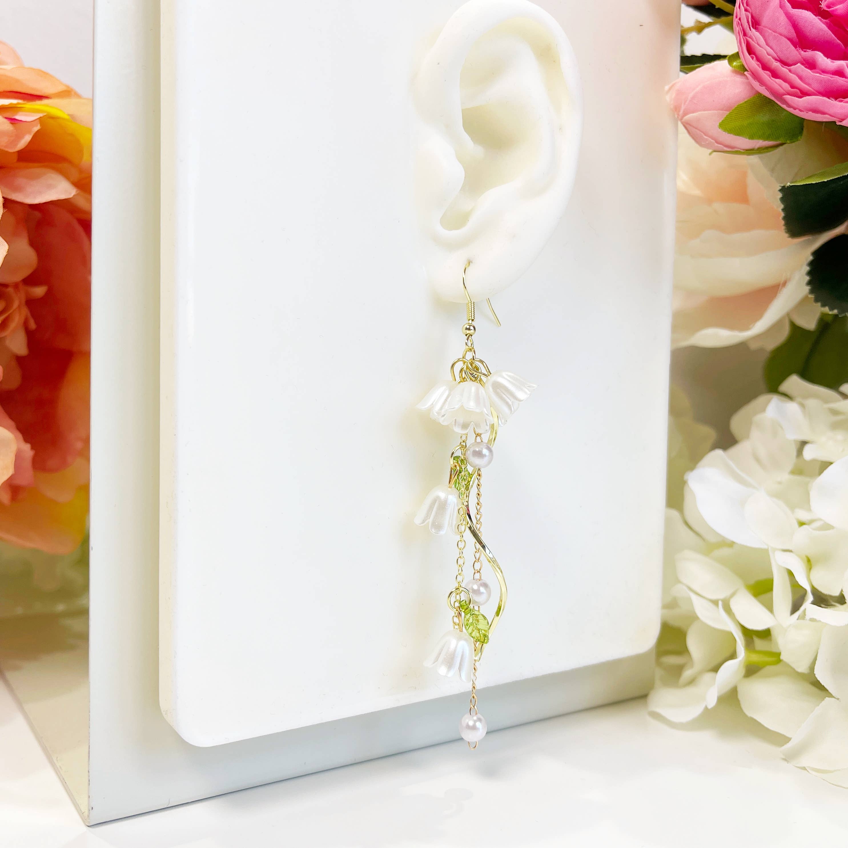 Melange Blanc – wholesale Dangle earrings – E189 lily flower earrings, floral earrings, flower earrings2