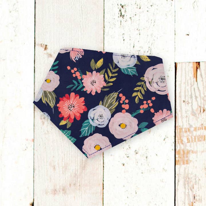 Bandana pour chien à fleurs bleu marine (à clipser, 3 tailles disponibles) pour la vente par BibbyBubby