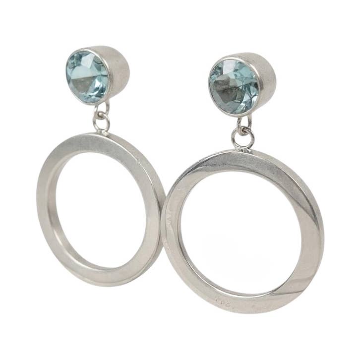 ØRERINGE I STERLINGSØLV MED BLÅ TOPAS I CIRKELDESIGN for engroshandel hos Balaam Design
