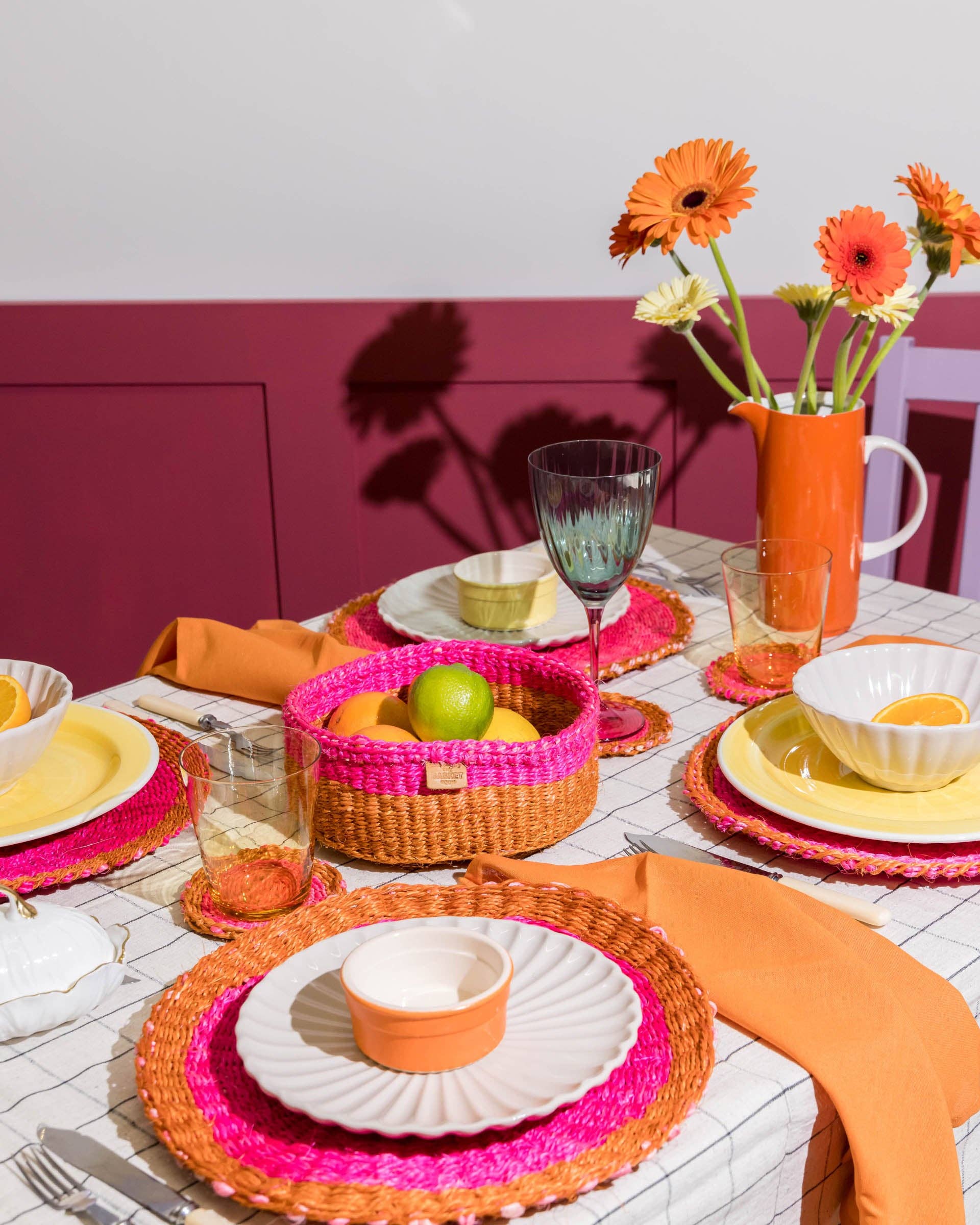 Rose ZUBERI : Set de table tissé main en sisal rose vif et orange | Vaisselle | Set de table en vente sur Faire1