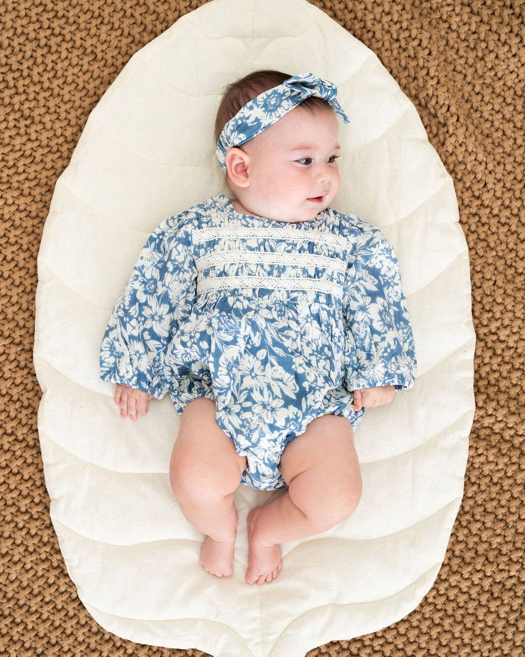 Blauwe bloemen Mykonos Baby Romper & Hoofdband Set (Biologisch Katoen) voor groothandel op Faire4