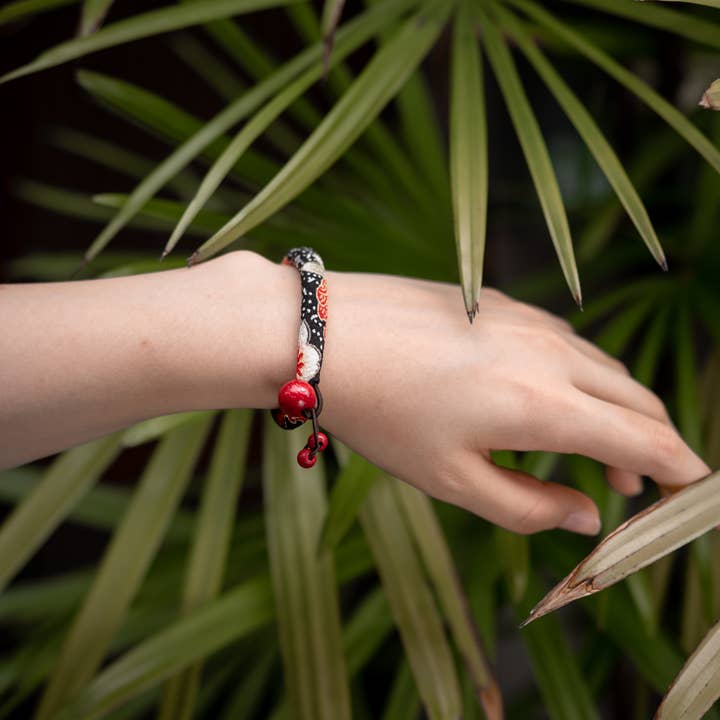 KOTO - Wholesale Prayer Beads Bracelet - Kimono Fabric Bracelet |Black flower
Pattern made in Kyoto1