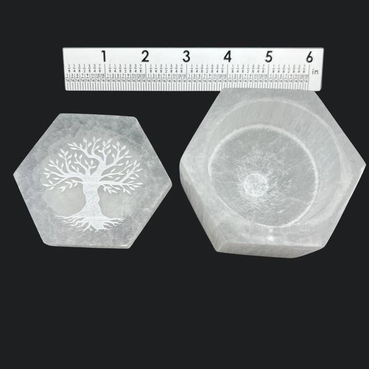 Crystal River Gems LLC - Vendita all'ingrosso Scatole decorative - Scatola Esagonale in Selenite con Albero della Vita Intagliato sul Coperchio