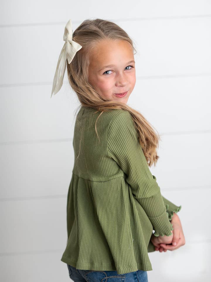 Chemise à manches longues pour enfants en olive avec bordure en laitue côtelée pour l'automne et l'hiver pour la vente par Oopsie Daisy