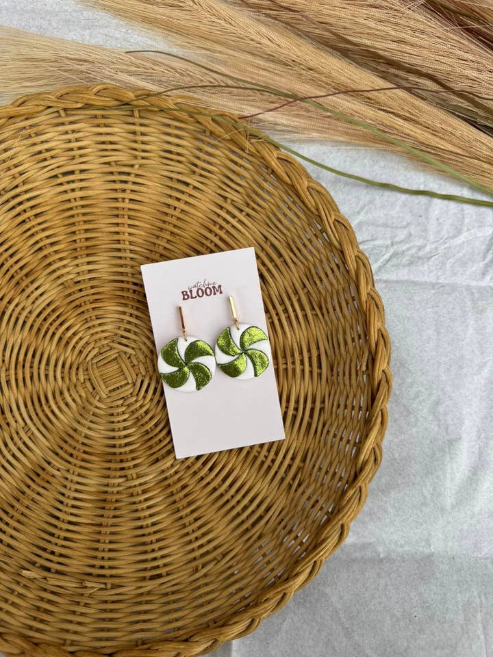 Boucles d'oreilles en pâte polymère Green Peppermint Candy pour la vente par Watch Me Bloom