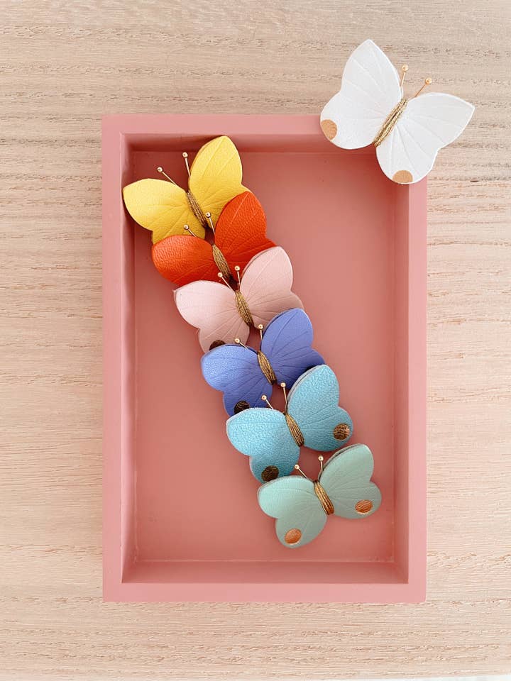 Broche Papillon – cuir et détails dorés pour la vente par du vent dans mes valises