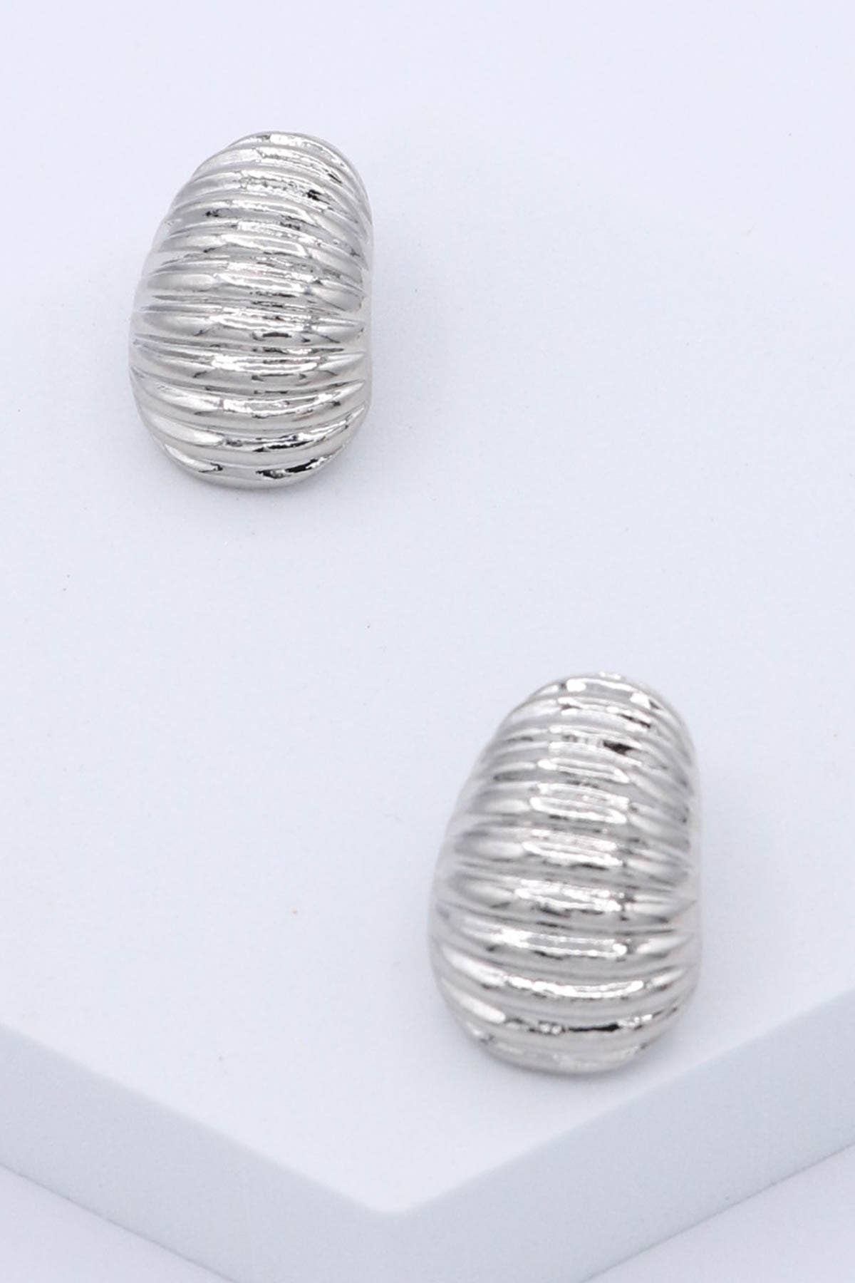 Mint & Shine – wholesale Solitärörhängen – Örhängen med metallribbad textur1