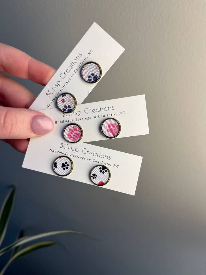 Boucles d'oreilles clous en bronze empreinte de patte 12 mm petit cercle pour la vente par BCrisp Creations